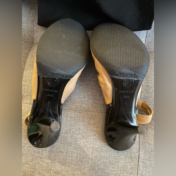 Chanel CC logo bow cap-toe slingback heels in beige and black leather 6.5 - Picture 10 of 16